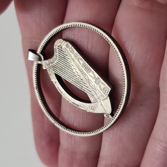 Half crown Irish cut coin pendant - Picture 2 of 2